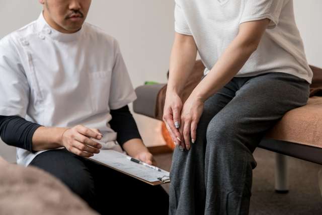 膝の痛みの解消に役立つ成分とサプリメント